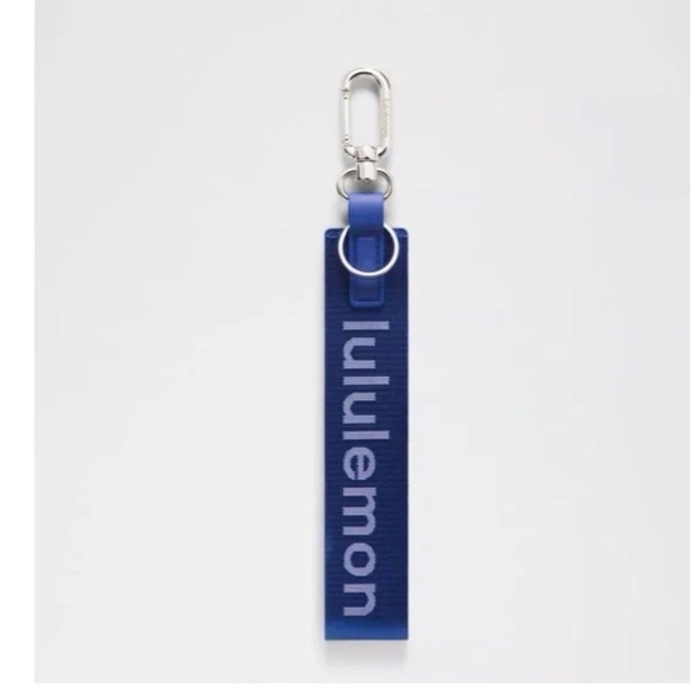 NWT LULULEMON NEVER LOST KEYCHAIN